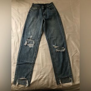PrettyLittleThing Distressed Jeans